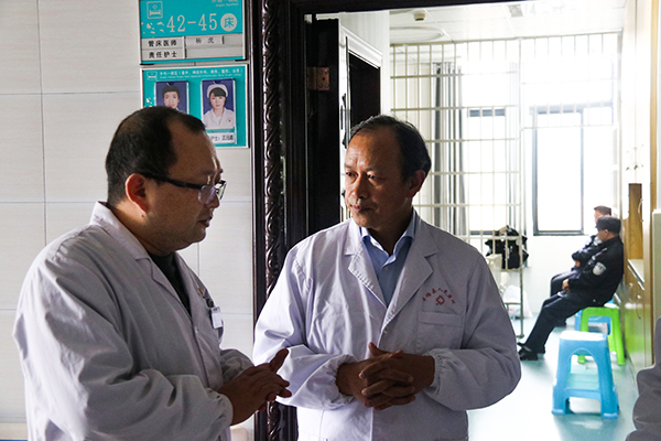 毛大华教授（右）在与当场医务人员交流兰  葪摄.jpg