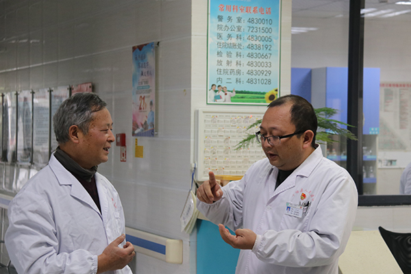 李国祥教授（左）与当地医务人员交流兰  葪摄_20181121163711.jpg