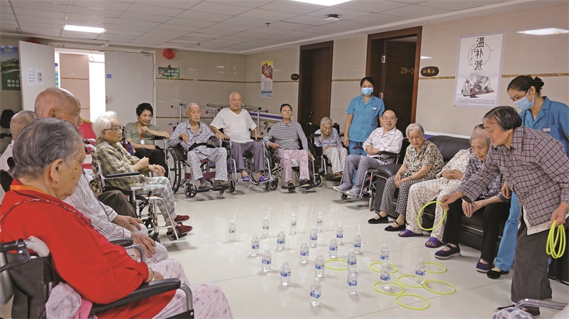 凯里市中医医院养老院护理人员在组织老年人开展活动。.JPG
