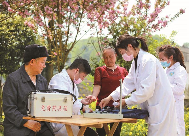 2021年3月30日，在贵州省毕节市黔西县协和镇化甲社区卫生室医生为村民测量血糖。 (4).jpg