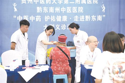 专家医师在义诊。.JPG