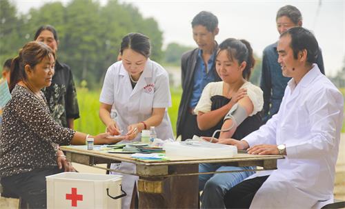 欧生华、张丽给村民检查身体。22.jpg