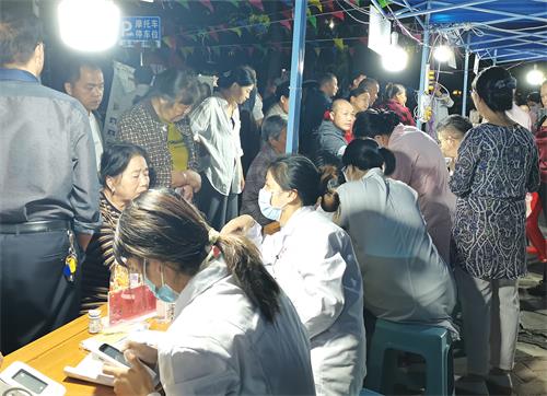 3.中医夜市义诊现场333.jpg