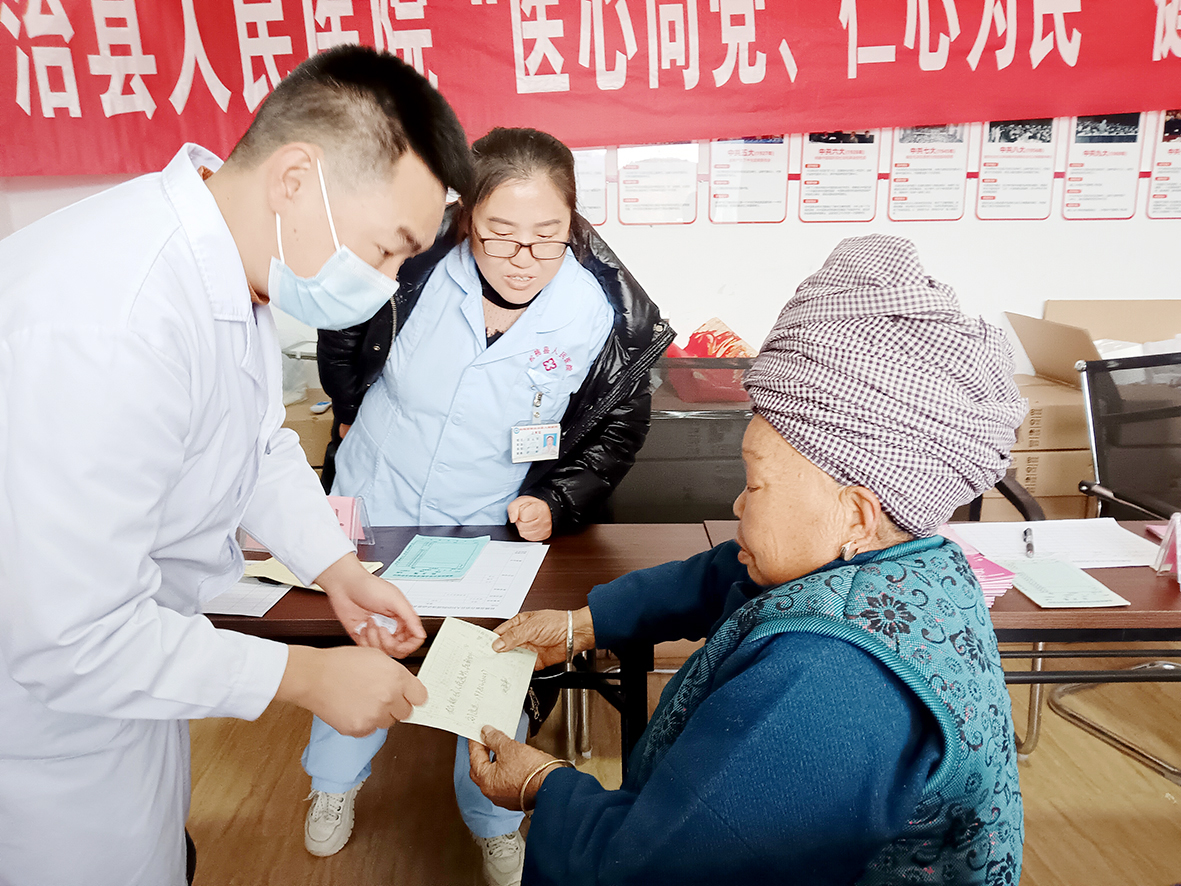 医护人员解答村民用药咨询618.jpg