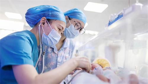 监护病房护理新生儿。 (1).JPG