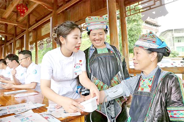 为村民测量血压。 李长华 摄.JPG