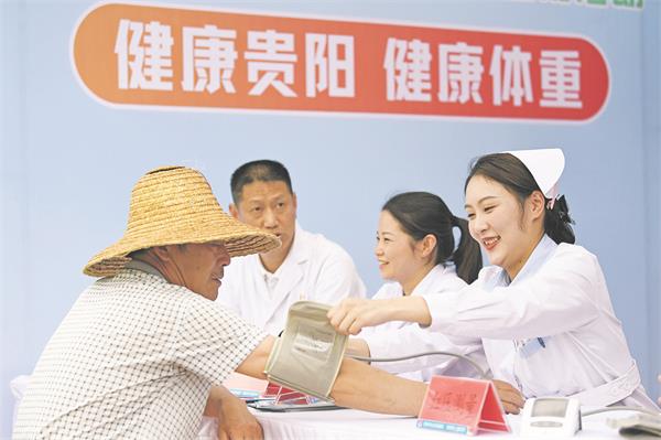 为市民测量血压。赵松  摄.JPG