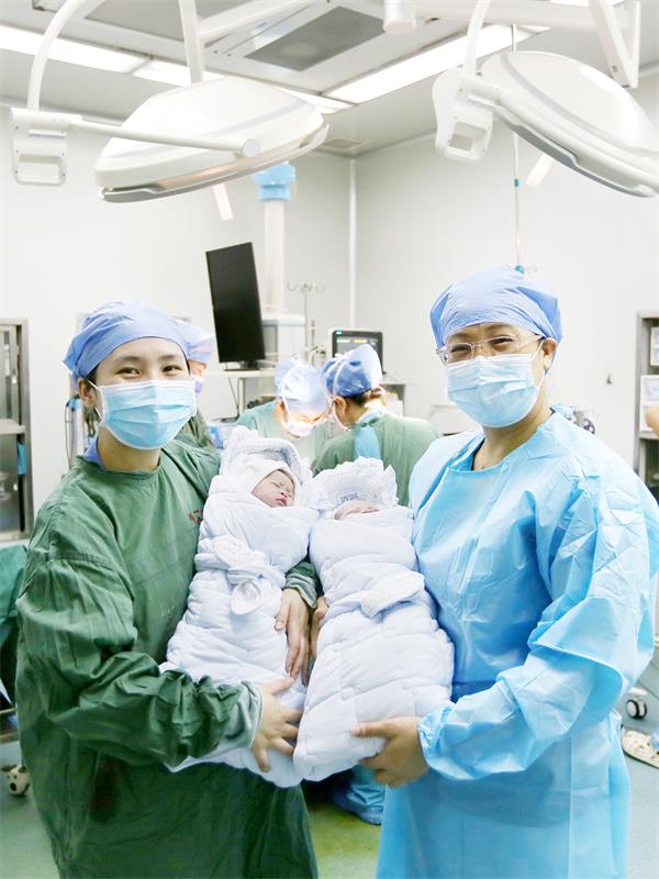 双胞胎姐妹。 喻利民  摄.JPG