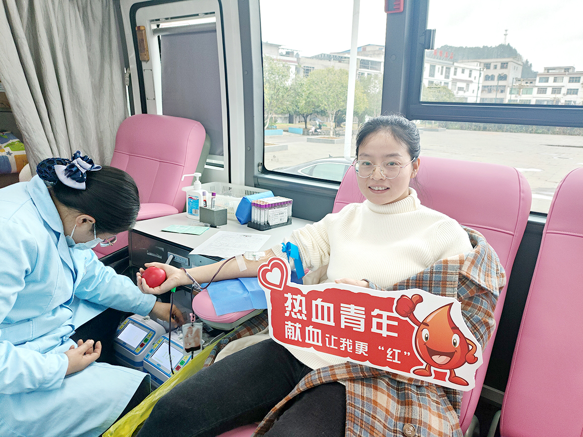 志愿者在献血3.jpg