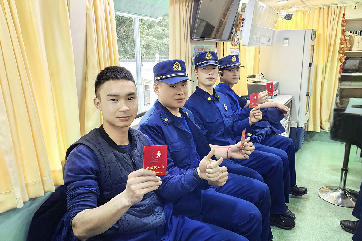 消防队员挽袖献血.jpg