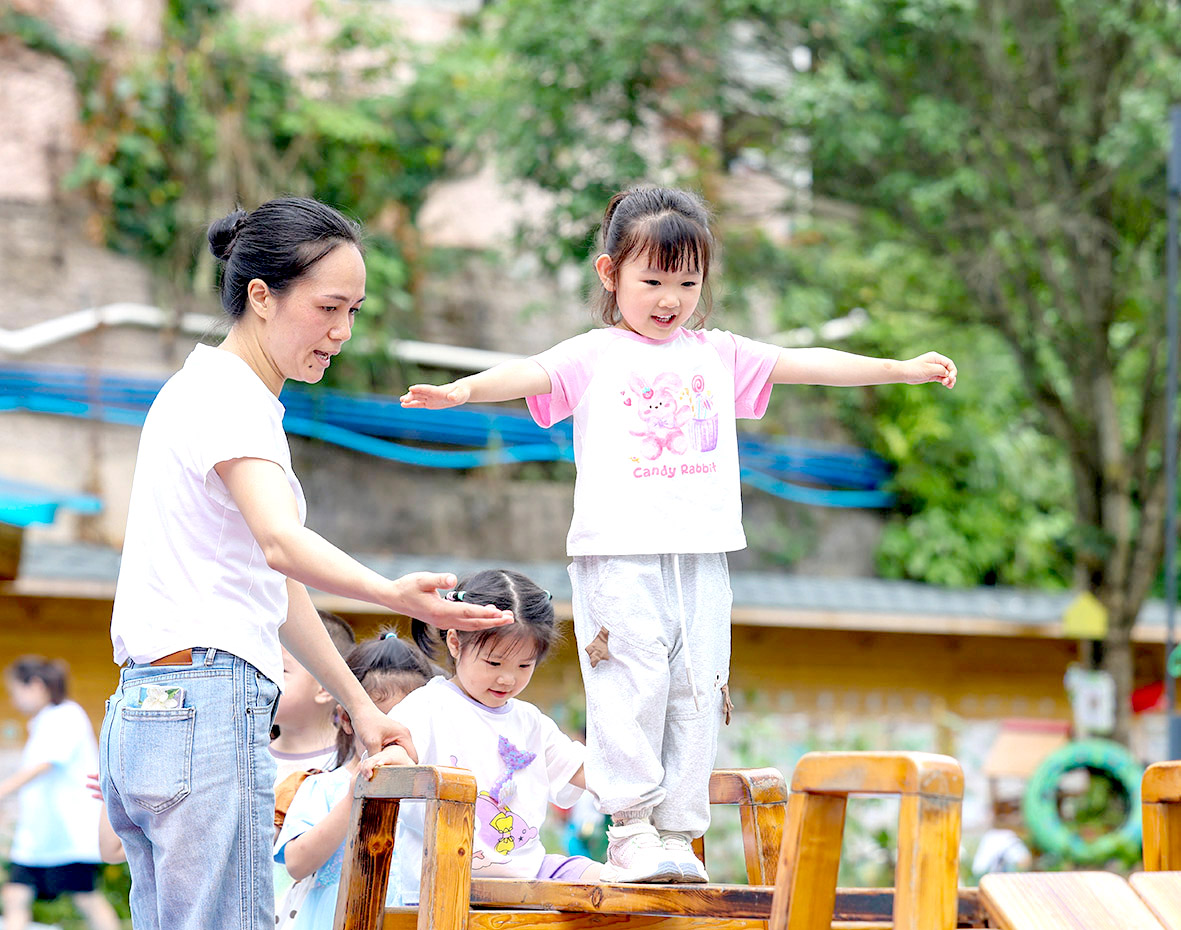 孩子在进行体育锻炼。 (1).JPG