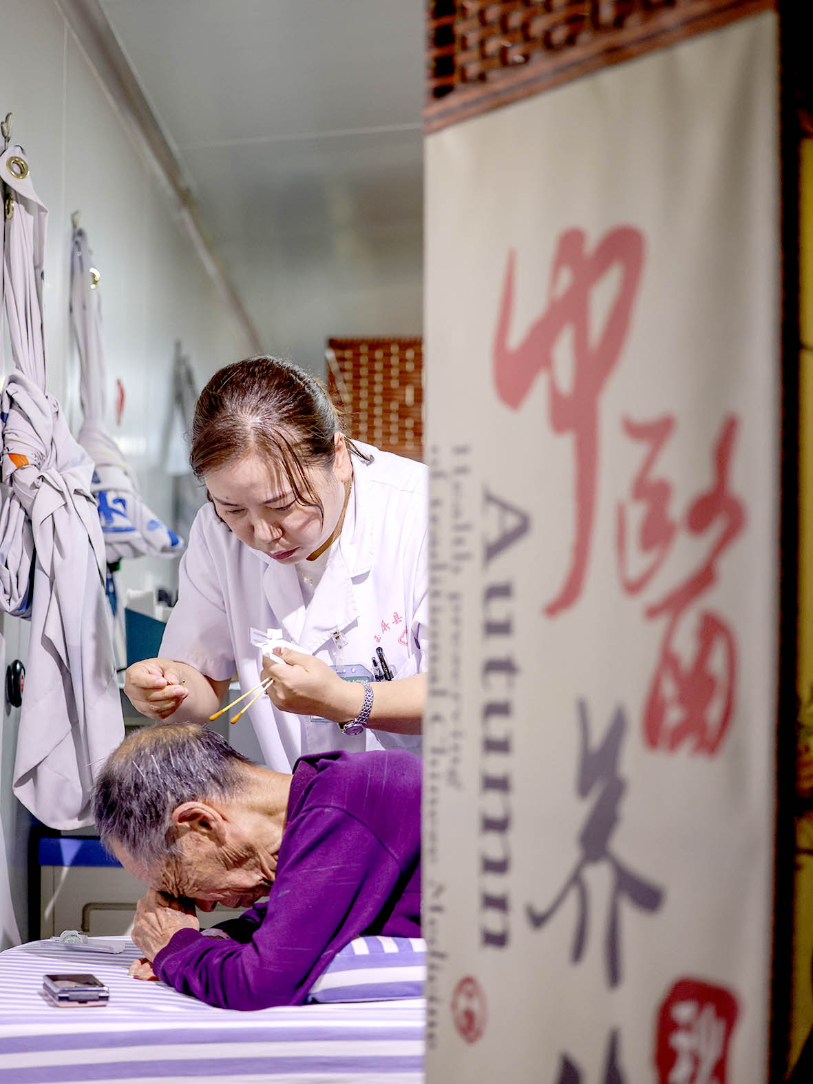 为患者进行针灸理疗。 (1).JPG