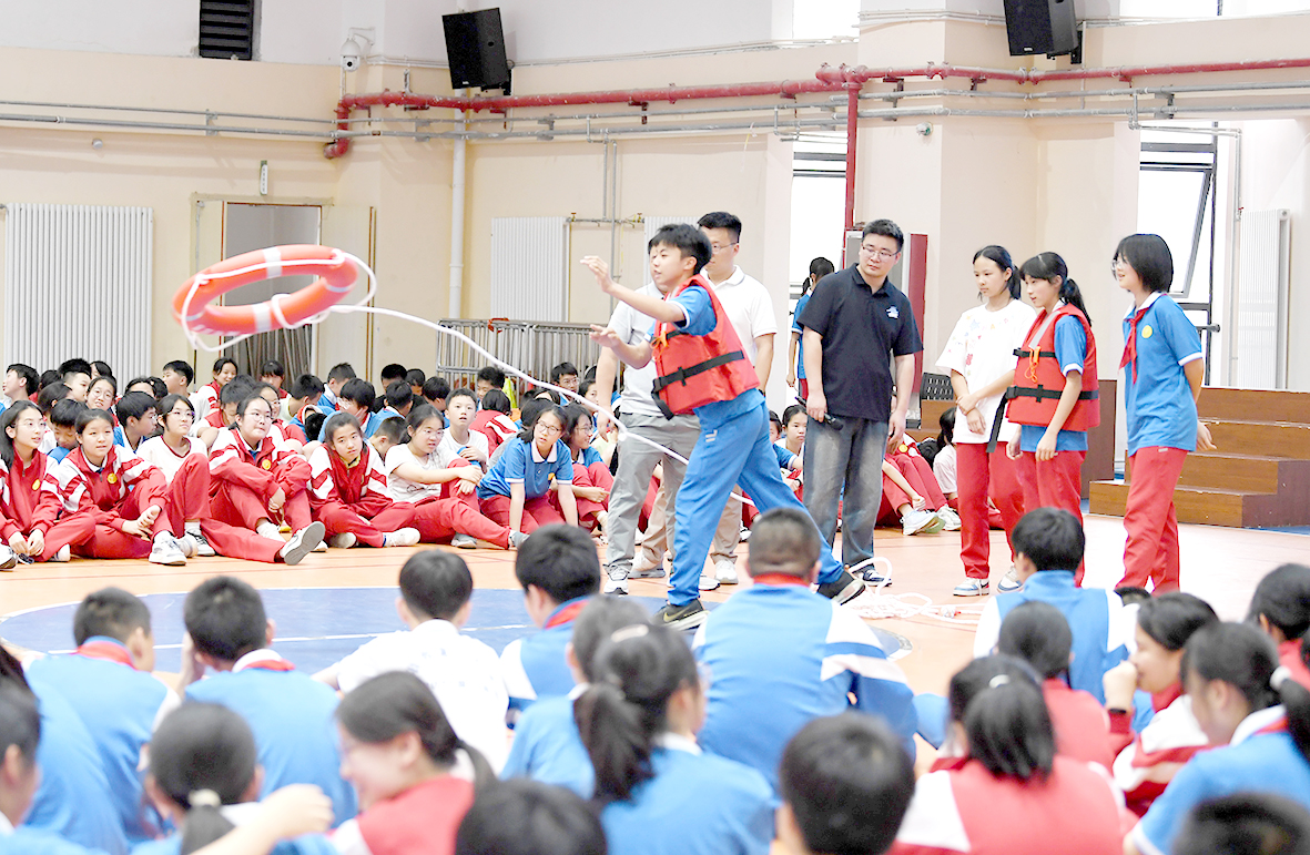 学生使用救生圈。.JPG
