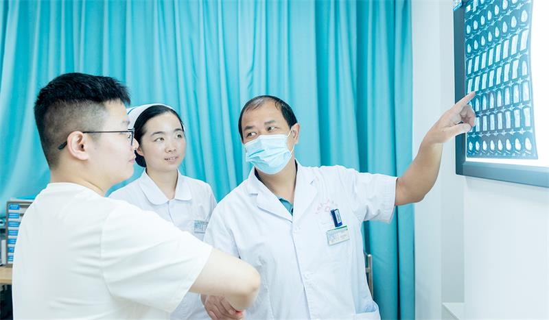 为患者讲解检查结果。.jpg