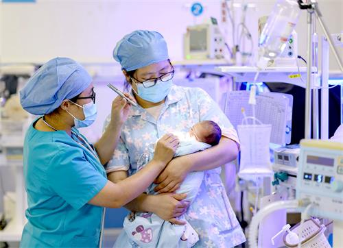 新生儿做保健检查。 (1).JPG