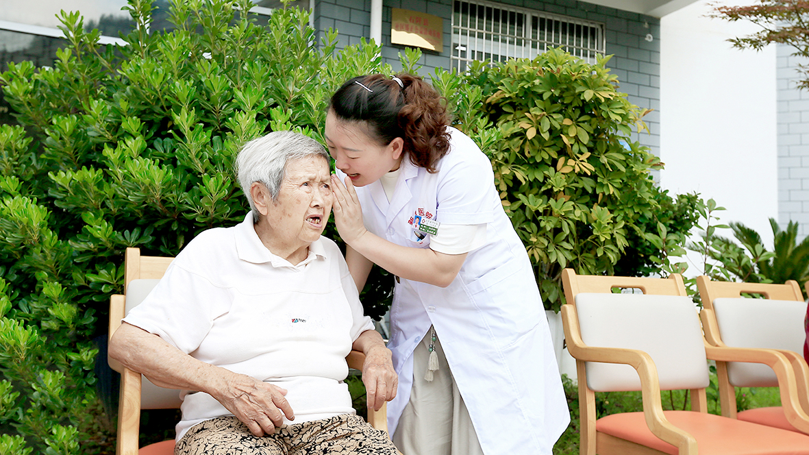 抚慰与倾听（黄树定摄）.JPG