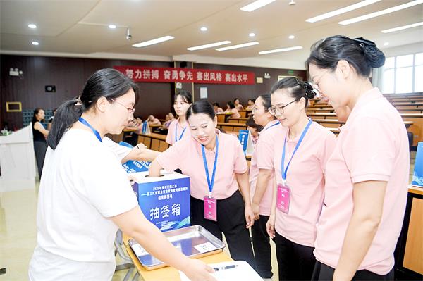 参赛选手抽签候考.JPG