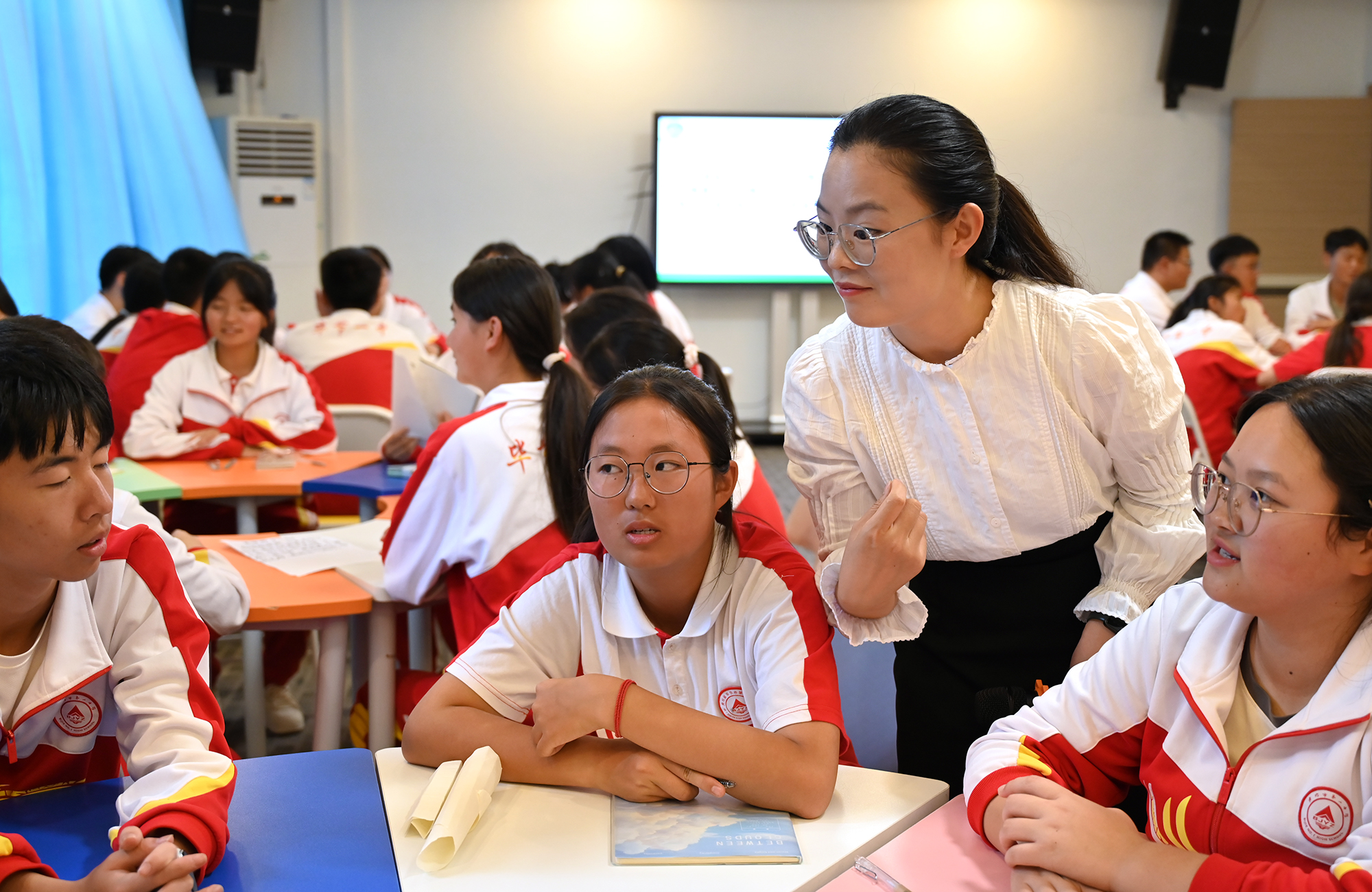 与同学们互动.jpg