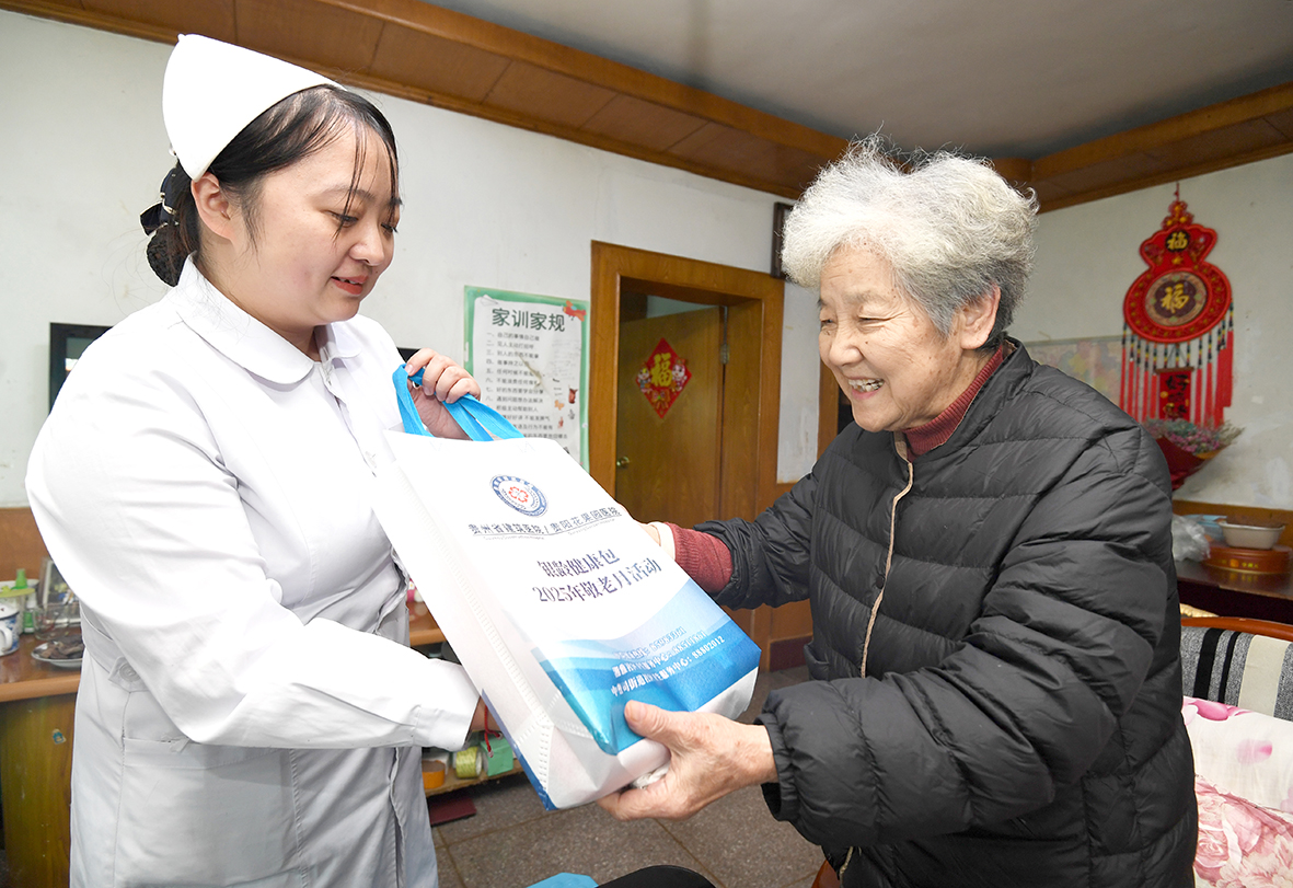 送去“银龄健康包”。.JPG