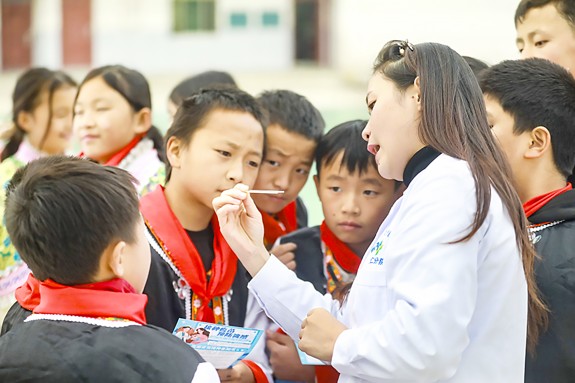 学生正确使用体温计。 (1).jpg