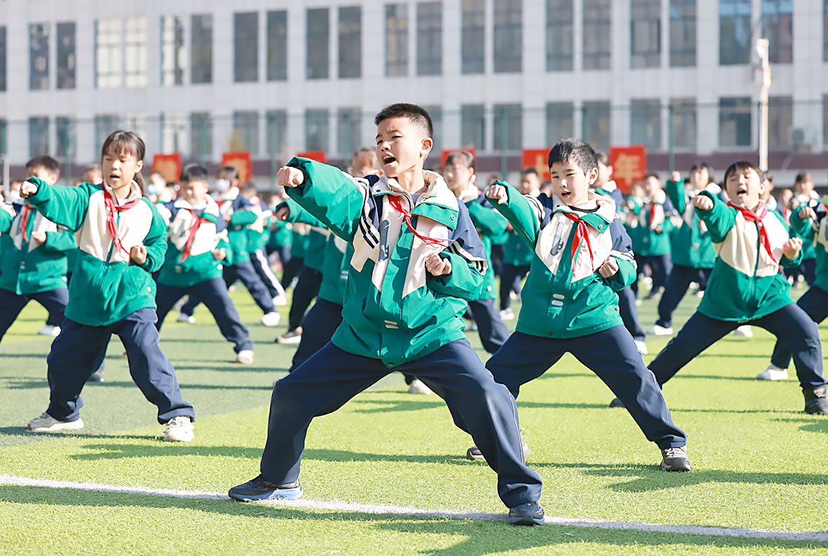 学生在大课间练习传统武术。 (1).JPG