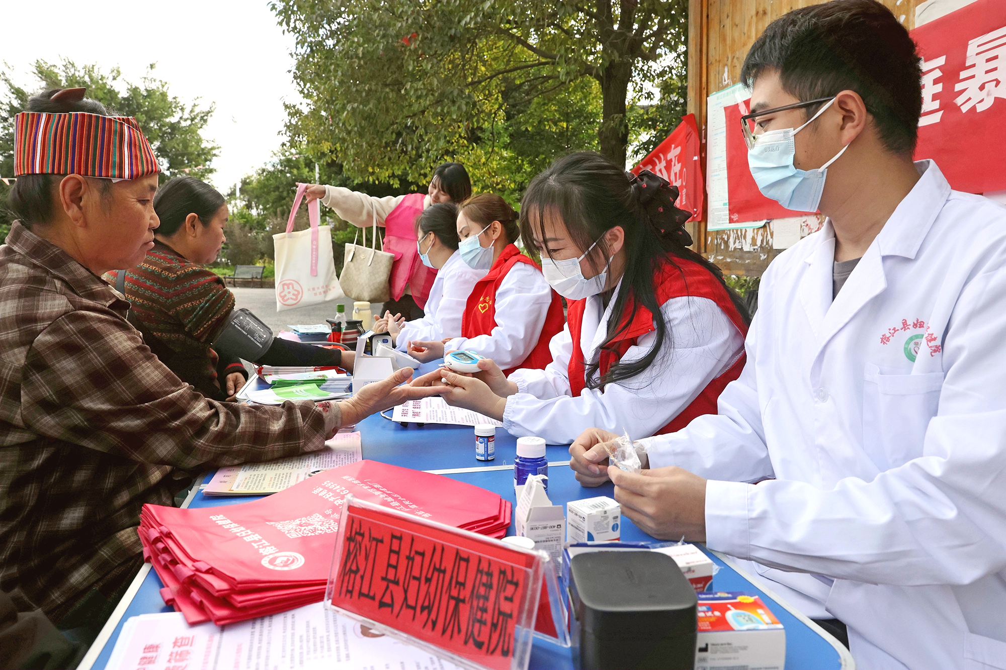 为村民检测血糖。.jpg