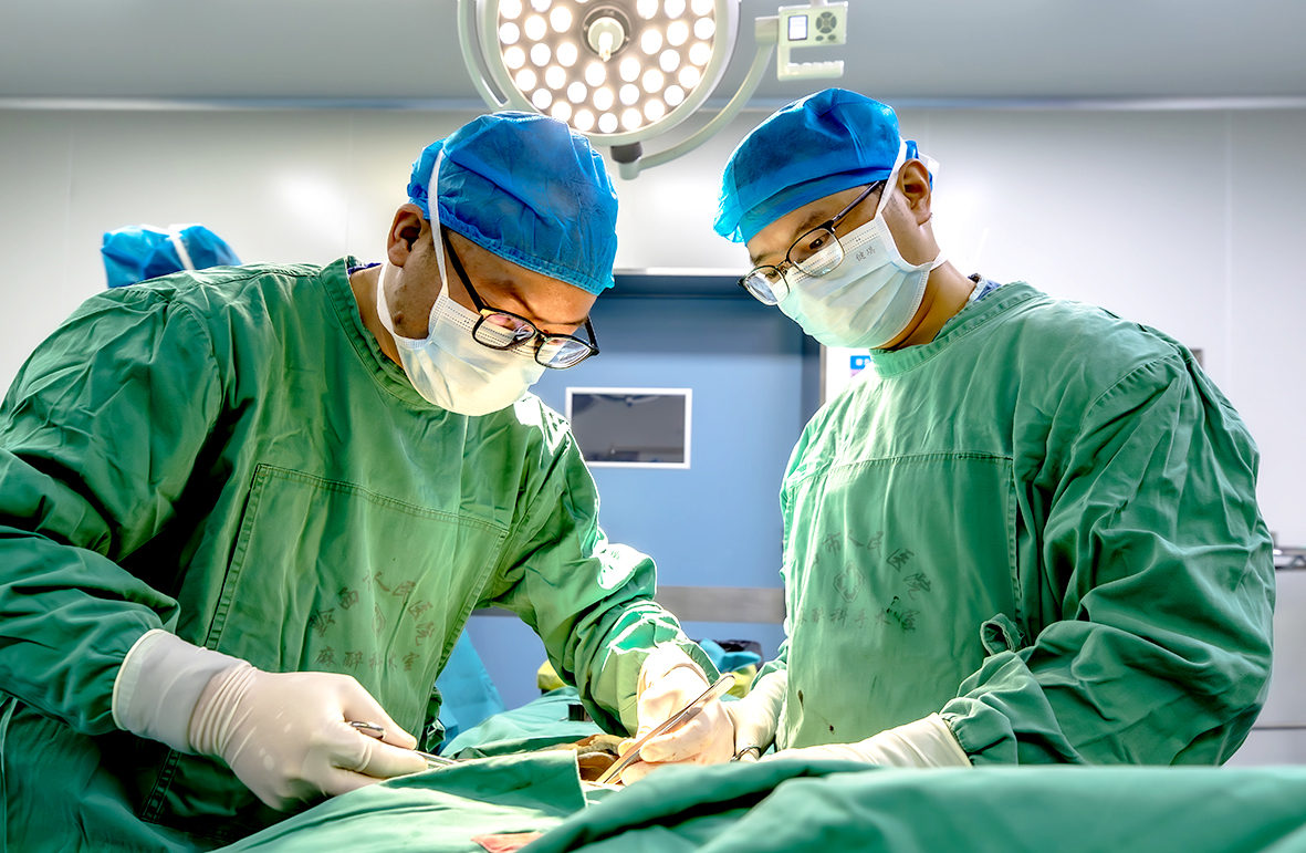 为患者缝合手术切口。.jpg
