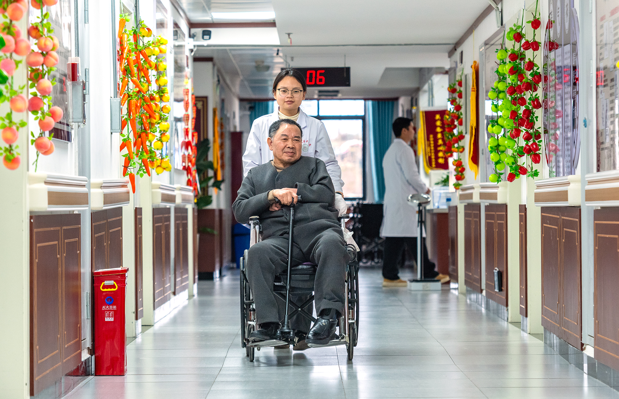 老人散步聊天.jpg 老人散步聊天.jpg