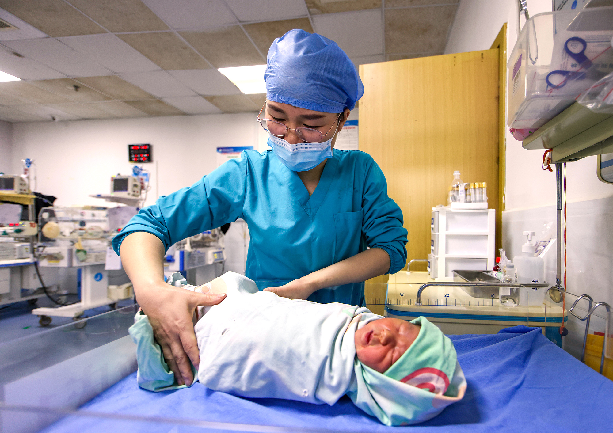 医护人员在护理新生儿。 (8).jpg