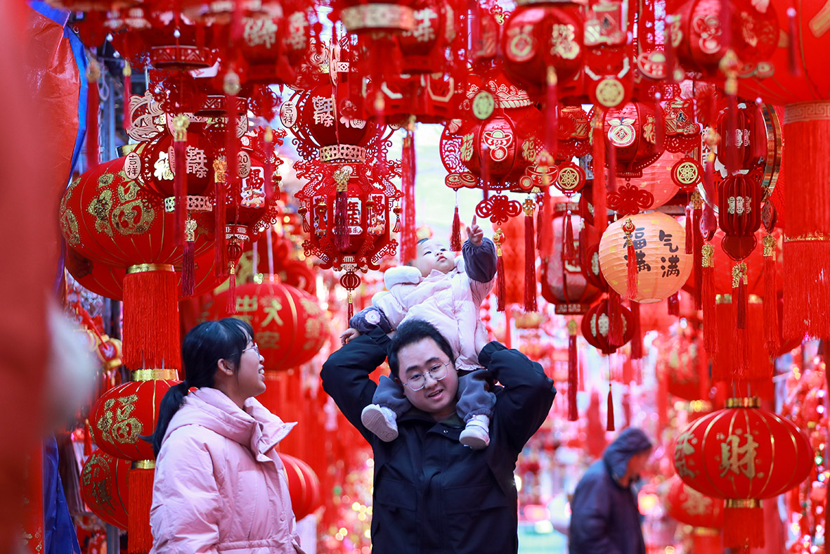 文峰广场选购春节饰品。 (2).jpg