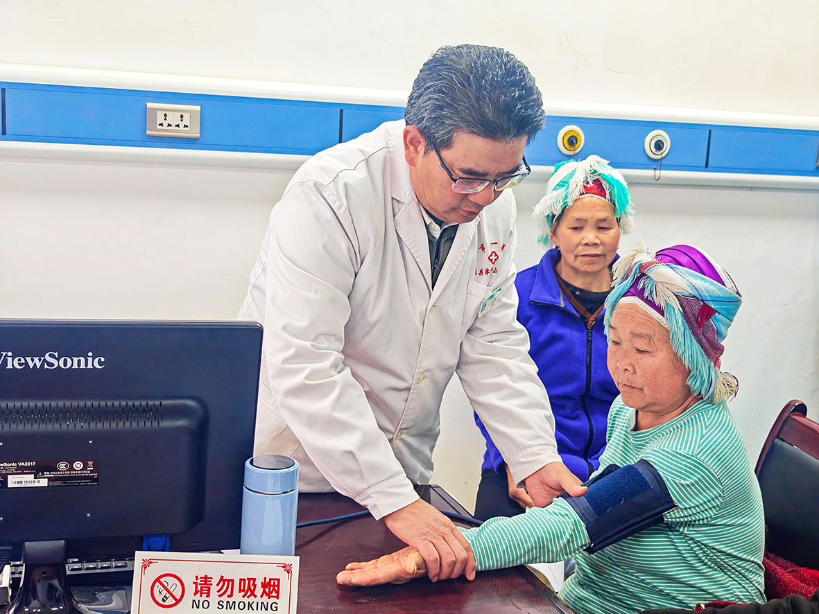 为老年人测血压。.jpg
