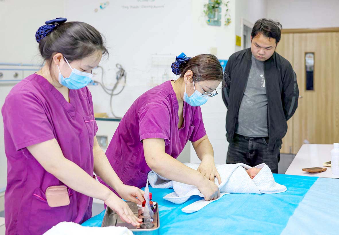 家属传授护理知识。 (3).JPG