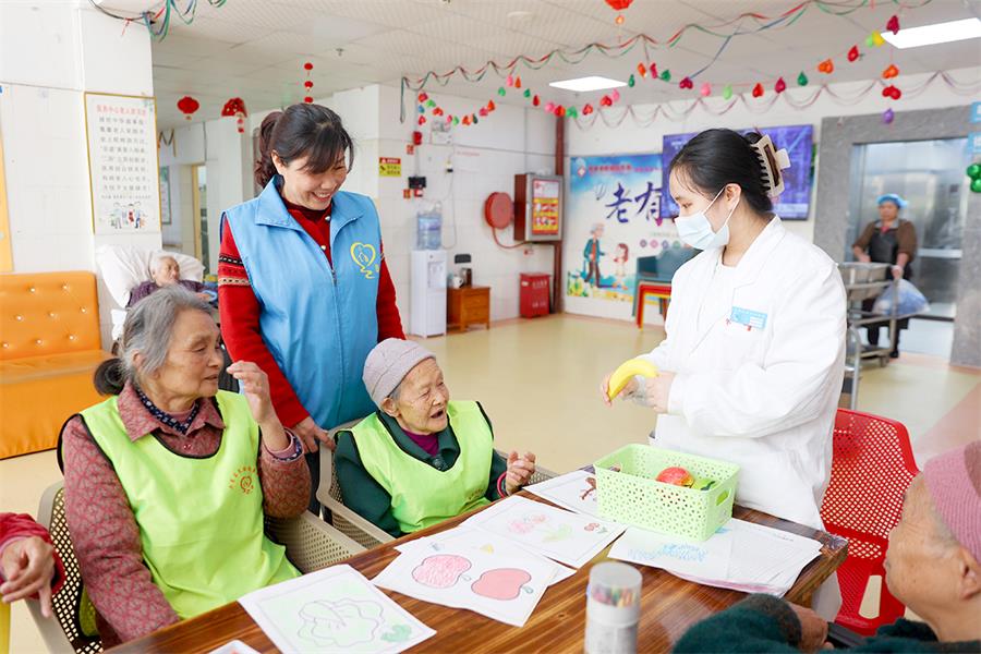与老人们做康养游戏。1.jpg