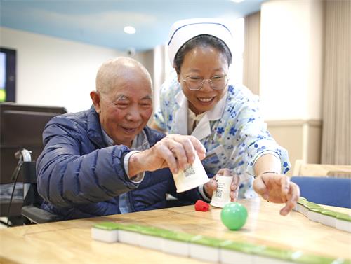 陪老人做游戏.jpg