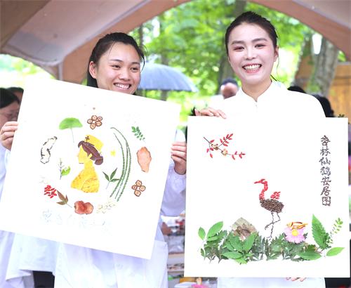 展示中药材制作的“药画”.jpg