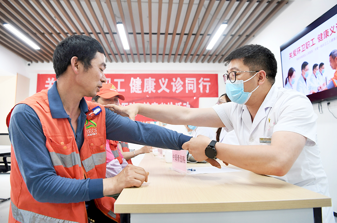 为环卫工人检查身体。2.JPG