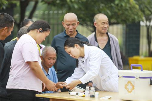 给老人检查身体。 (3).jpg