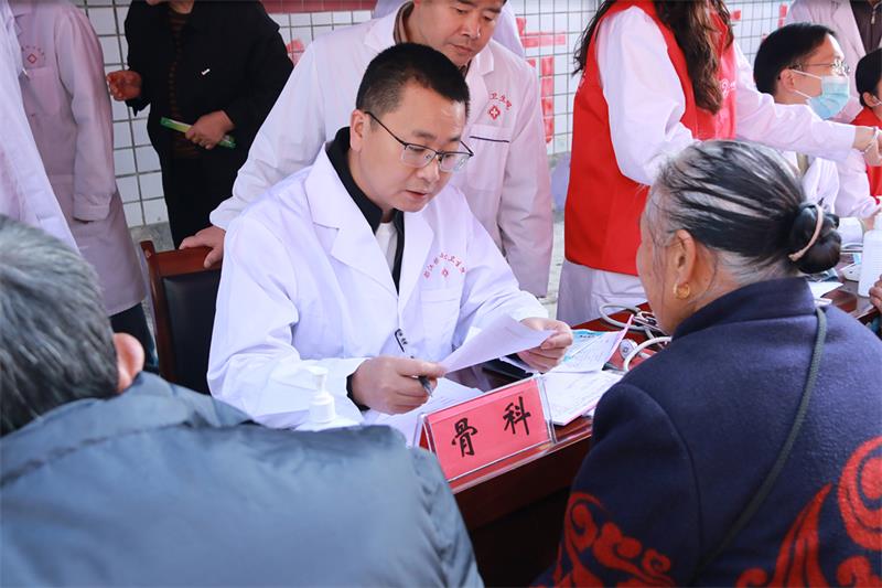 术红在为群众讲解日常注意事项.JPG