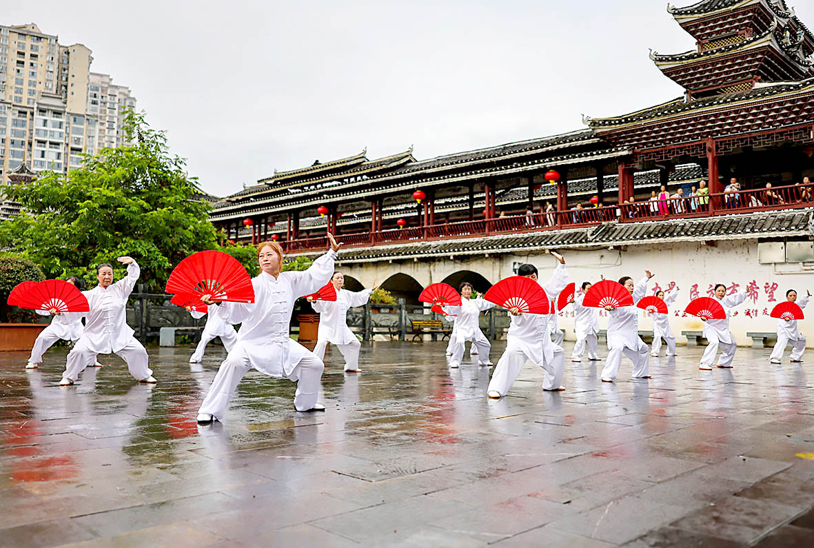 市民在练习太极功夫扇。 (2).JPG